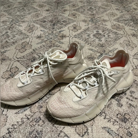 Reebok Zig Kinetica II Women's Chalk Grey Orange Flare Running Shoes - Picture 3 of 10